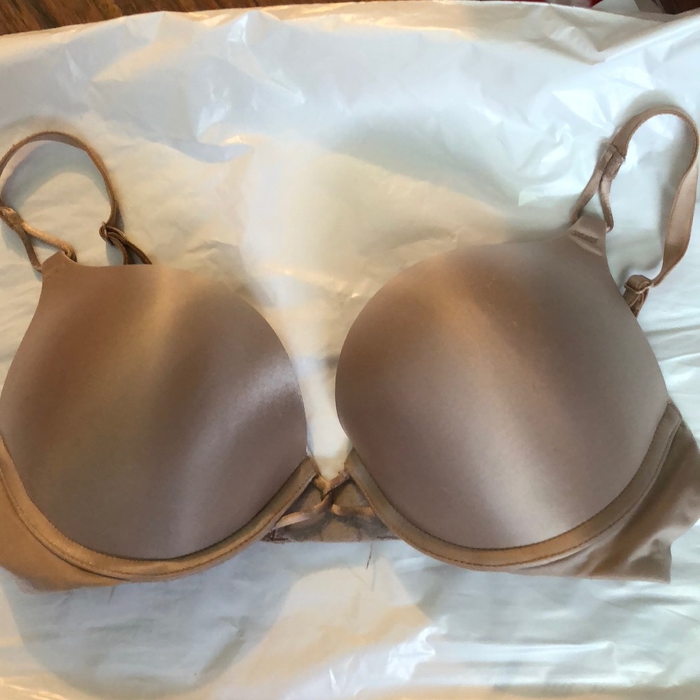 Victoria’s Secret bombshell plunge bra